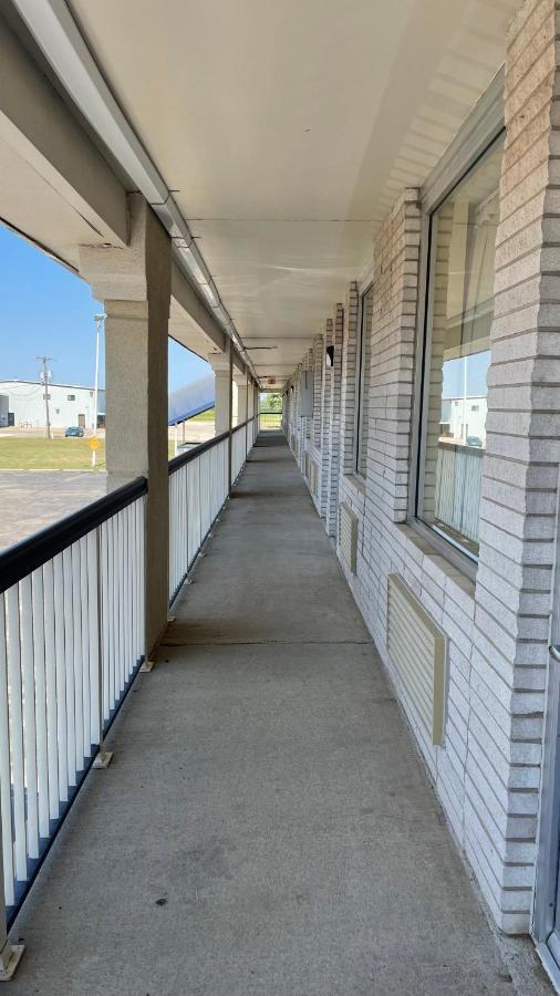 Days Inn By Wyndham Salina South Exterior foto